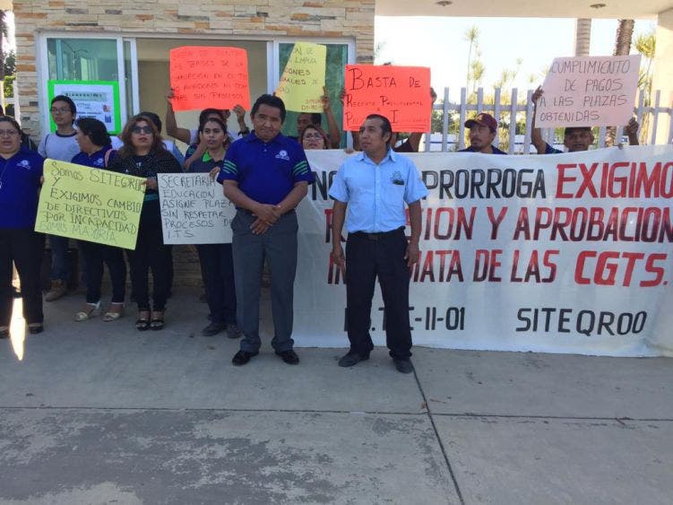 Mantienen plantón en el Tecnológico de Felipe Carrillo Puerto; autoridades postergan la atención a la demanda de manifestantes.