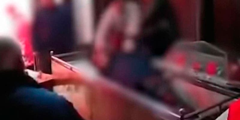 Golpean el cadáver de su papá por abandonarlos de pequeños