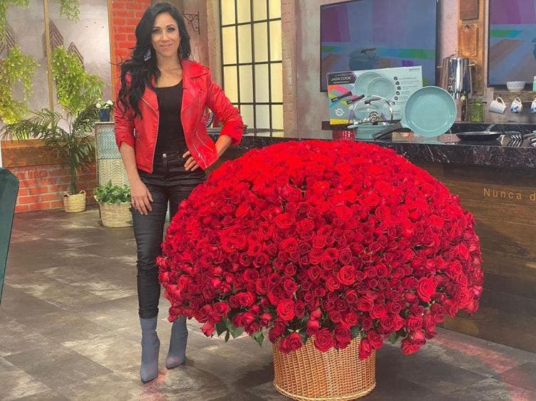 Arreglo de rosas que le mandó Lupillo Rivera a Monica Noguera