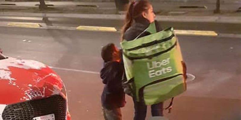 Captan a madre e hijo repartiendo pedidos de Uber Eats a pie y le regalan una moto