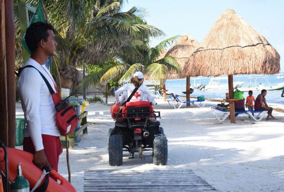 Protección civil no dejó de estar al pendiente en las playas Públicas