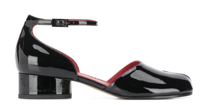 Los zapatos con pulsera al tobillo