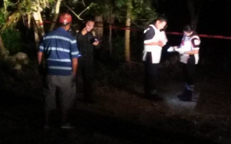 Paramédicos de la Cruz Roja, en la vivienda donde murió el señor de 65 años de un machetazo en la cabeza.