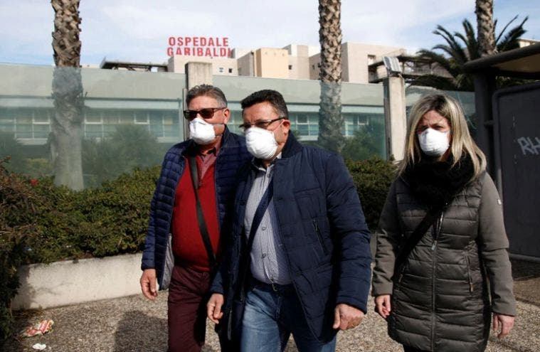 Enfermeros caminan por el frente del hospital italiano Garibaldi, en Catania, Sicily, portando mascarillas REUTERS/Antonio Parrinello