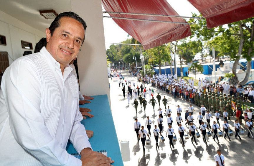 Abandera a instituciones educativas de nivel medio y superior y presencia un desfile de más de 40 escoltas