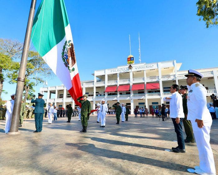 Encabezó Carlos Joaquín el evento conmemorativo por el Día de la Bandera