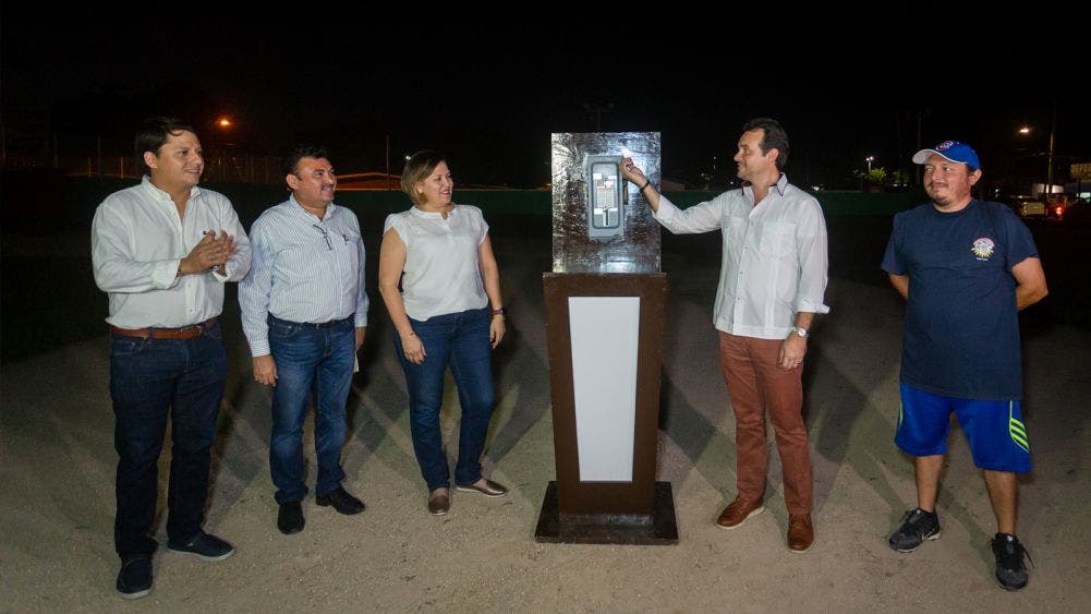 En ese marco, supervisa el Presidente Municipal trabajos de luminarias en el “Poliforum Francisco Cordero”; el campo de sóftbol “Asterio Tejero”, y en el Parque “María Viana Rivero”, que en conjunto benefician a más de 12 mil habitantes de la Colonia Emiliano Zapata