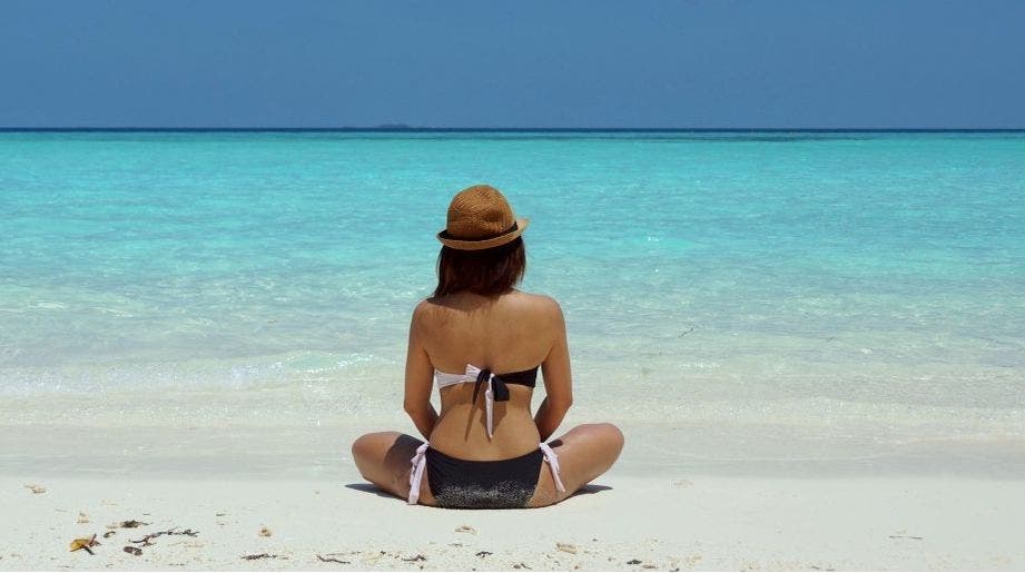 Por extraño que parezca, en las Islas Maldivas a pesar de ser un centro turístico, existe un "código de vestimenta" que impide a los turistas andar en bikini