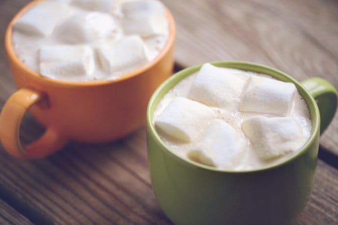 Leche con Bombones: Alivia la tos y el incómodo dolor de garganta