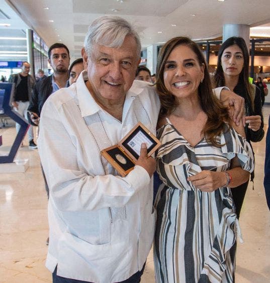 Entrega la Presidente Municipal al Jefe del Ejecutivo productos promocionales del 50 aniversario de Cancún.