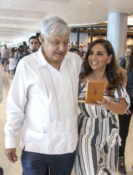 Recibe AMLO moneda conmemorativa y avance de "Todos por la Paz" : Mara