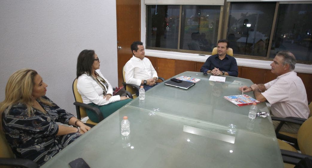 El Director ejecutivo de Acotur en Quintana Roo, René Macín, y representantes de la asociación en la isla, felicitan a Pedro Joaquín Delbouis por impulsar el turismo y concretar conexiones aéreas con Madrid y Houston