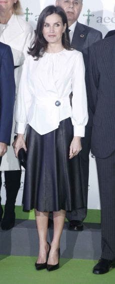 Reina Letizia impuso tendencia en invierno con faldas de cuero
