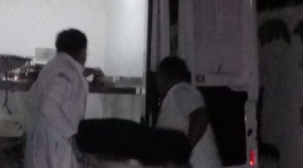Paramédicos llevando el cuerpo del joven Orlando.- Foto: Cortesía