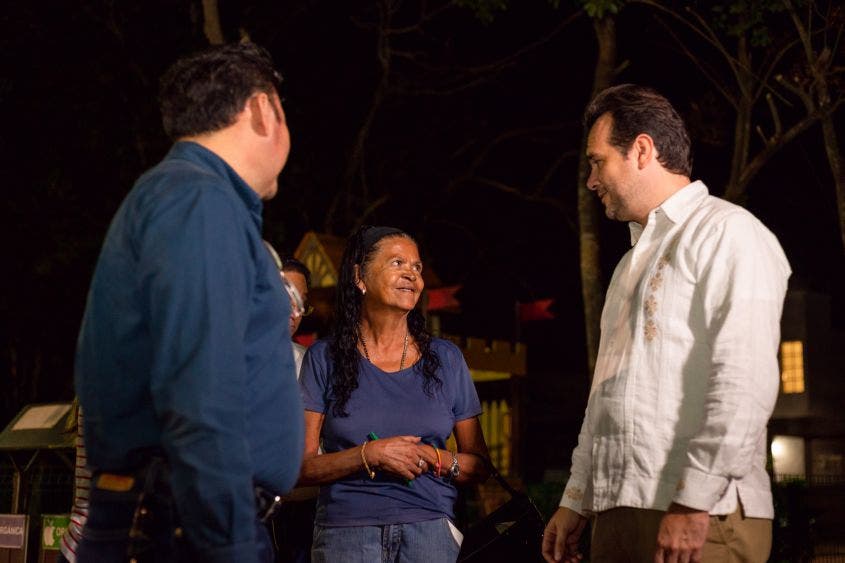 Los trabajos forman parte del proyecto para modernizar tres mil luminarias en áreas deportivas, parques y colonias de la isla, las cuales tienen garantía de 10 años y permitirán obtener un ahorro del 40 por ciento en el consumo de energía, enfatiza Pedro Joaquín