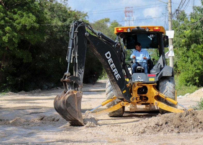 La alcaldesa informa que ya iniciaron los trabajos de rehabilitación del acceso a la Zona Urbana y de bacheo de calles y avenidas de la cabecera municipal