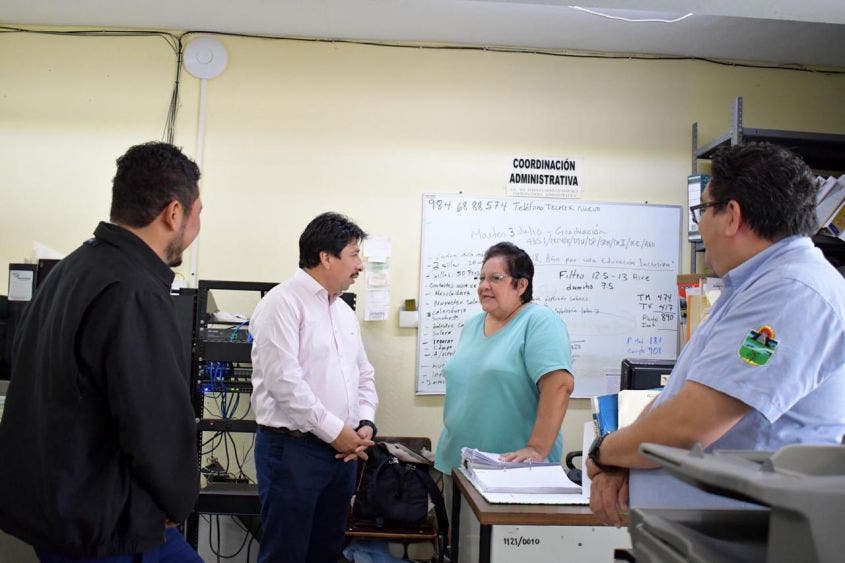 Realiza una visita a las instalaciones de la institución educativa.