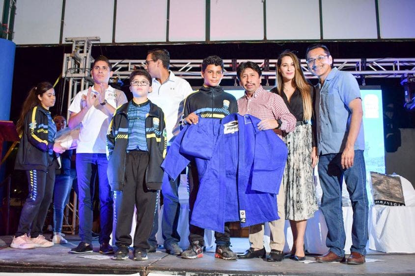 Más de 300 deportistas, entrenadores, jueces y familiares de todo el estado, se encuentran en este destino turístico.