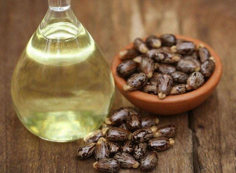 Haz crecer tus pestañas de manera natural con estos remedios