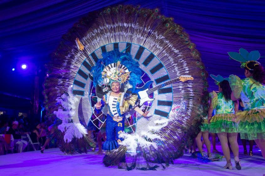 Más de cuatro mil personas disfrutan una velada con increíbles coreografías y la presentación del Grupo Yerbabuena