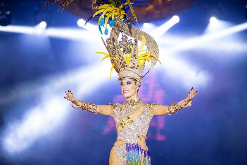 Más de 4,000 personas disfrutan de la segunda gran noche de pre-carnaval, la cual contó con la participación de seis candidatos, quienes transportaron a los asistentes a una época de arlequines, dragones, diosas, aves del paraíso y un sapo como rey