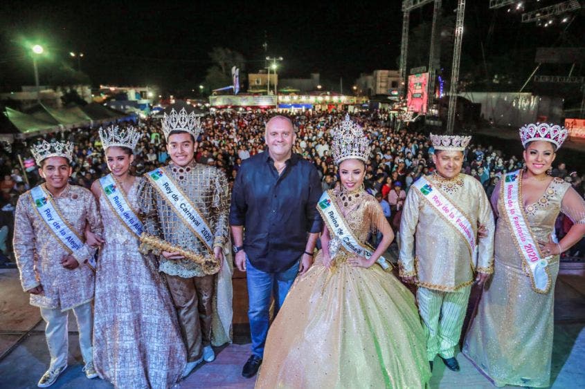 Espectacular coronación de los soberanos Perla Anahis y Elmer Felipe.