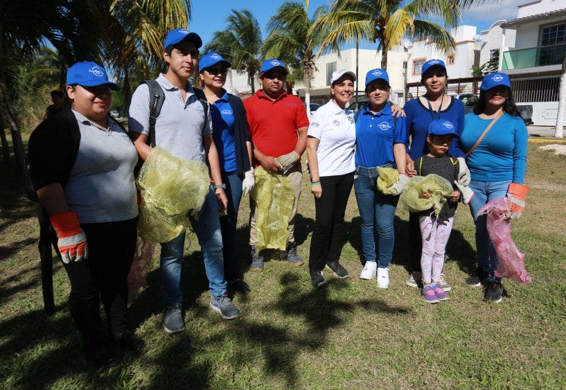 Personas de la comunidad apoyaron en la li pieza de los cuerpos de agua conocidos como cenotes