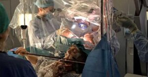 Mujer toca el violín mientras le extirpan un tumor cerebral