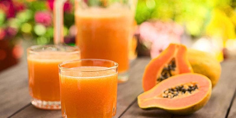 Rico jugo de papaya y apio para combatir la gastritis