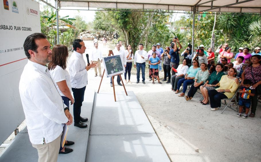 El Presidente Municipal testifica la entrega de 351 títulos de propiedad por parte del Gobernador Carlos Joaquín, la cual forma parte del programa “Acciones para la Vivienda Digna
