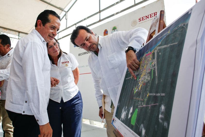 Acompaña el Presidente Municipal al Gobernador del Estado, Carlos Joaquín, y a la titular de la Sener, Rocío Nahle García, a la presentación del proyecto de instalación de 6,200 luminarias para la isla