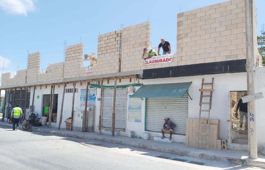 nspectores de la Secretaría de Desarrollo Urbano y Ecología colocan los sellos en las propiedades, una en el Casco Antiguo, dos en Villas Morelos 2 y una más en la Zetina Gasca