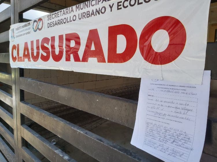 nspectores de la Secretaría de Desarrollo Urbano y Ecología colocan los sellos en las propiedades, una en el Casco Antiguo, dos en Villas Morelos 2 y una más en la Zetina Gasca