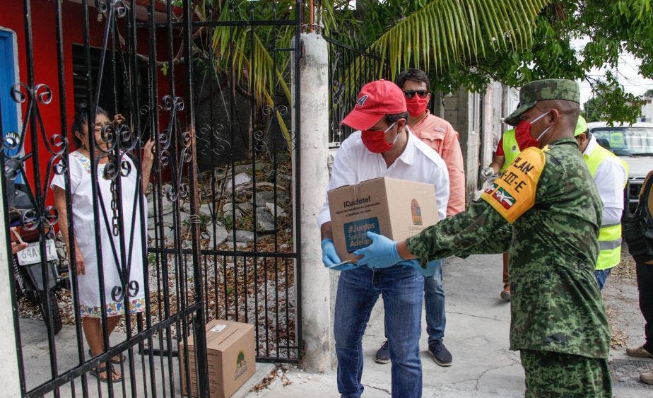 El Presidente Municipal dio esta mañana el banderazo de salida a ocho brigadas, que hoy comenzaron su labor en la colonia Emiliano Zapata apoyadas por personal de la Fundación de Parques y Museos de Cozumel y Fuerzas Armadas