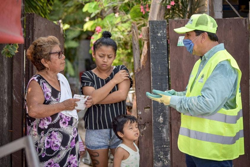 La entrega es casa por casa e invitan a las familias a permanecer en sus hogares.