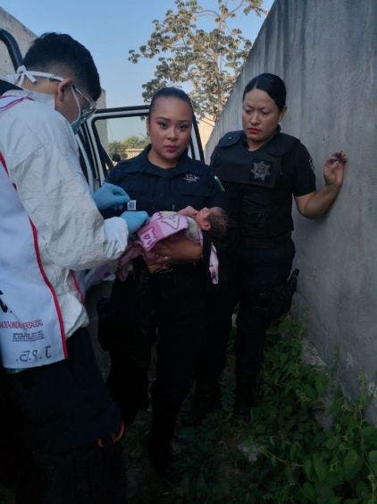 Abandonan a un bebe en la Niños Héroes de Cancún; la criatura se encuentra en buenas condiciones; policías acudieron al rescate.