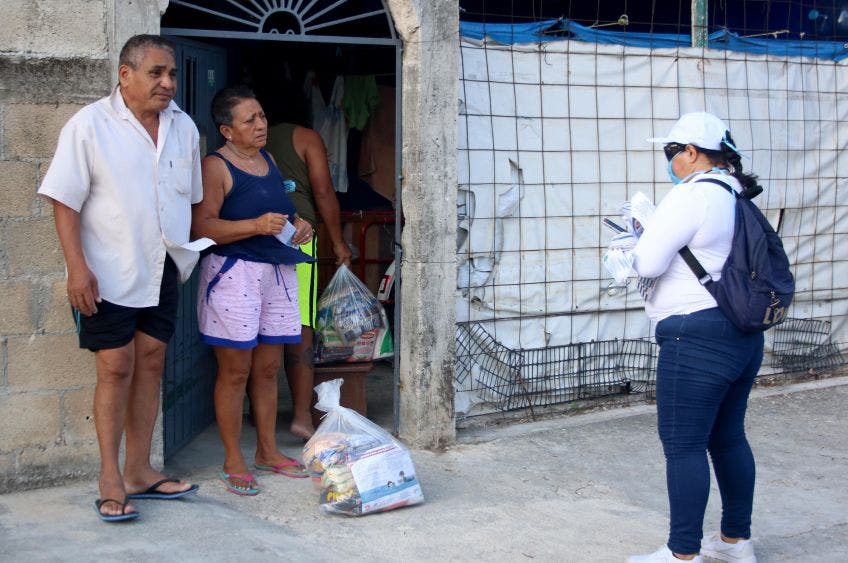 Recomendaciones para prevenir el contagio por COVID-19: Lavarse las manos frecuentemente con agua y jabón, Cubrirse nariz y boca con el lado interno del brazo al toser y estornudar; usar pañuelos desechables, No tocarse los ojos, nariz y boca con las manos sucias, Mantener desinfectadas las superficies de las casas, escuelas y oficinas, así como objetos de uso común, Quedarse en casa si presenta infección respiratoria, y si supera los 38°C de fiebre acudir a su unidad de salud, Mantener una distancia social de un metro con otras personas.