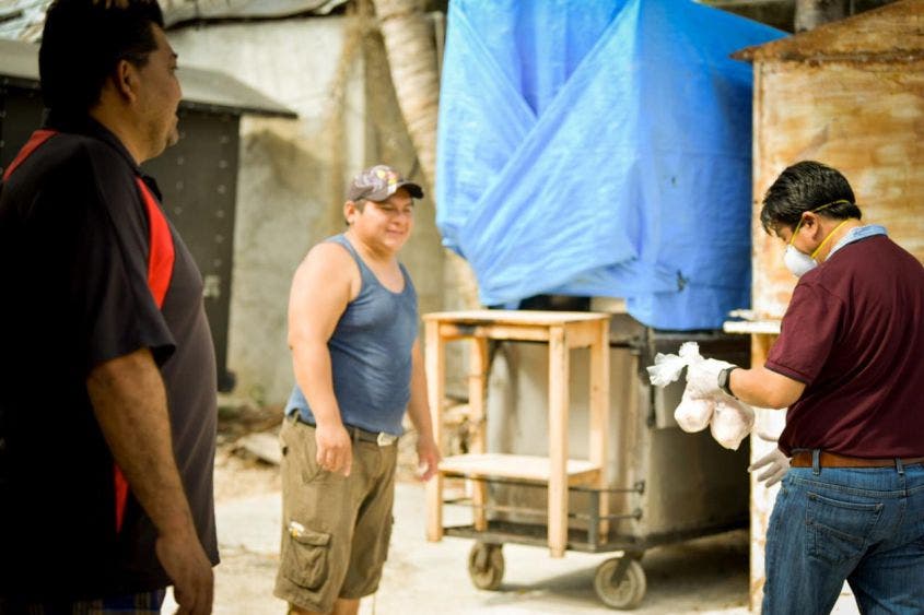 Víctor Mas Tah, encabeza la entrega de pollo en colonias populares