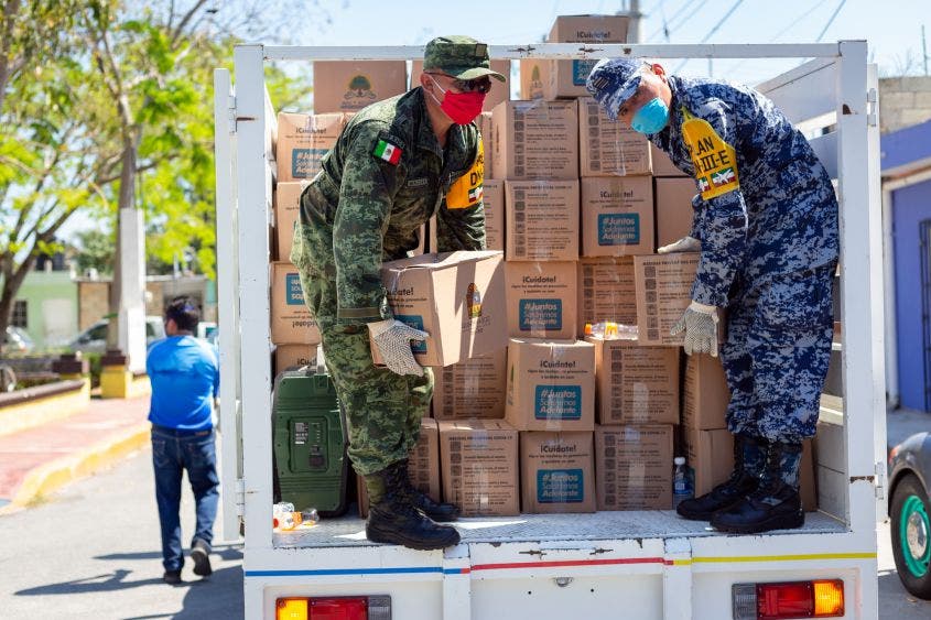 En coordinación con el Estado y las fuerzas federales, llevamos hasta la puerta de sus hogares este apoyo alimentario para que la gente se quede en su casa y evitemos la propagación del virus, señala Pedro Joaquín Delbouis