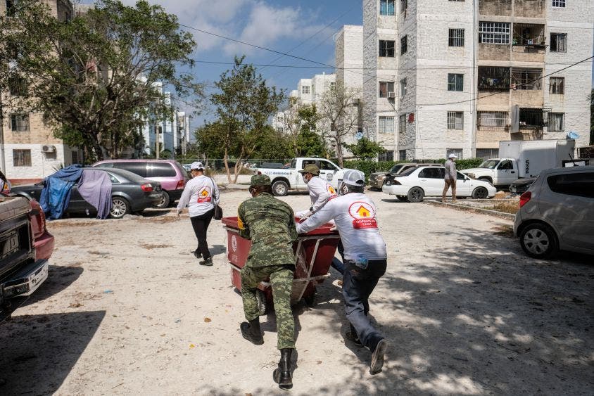 La Primera Edil reconoció a los voluntarios que se encargan de la repartición diaria de la ayuda alimentaria