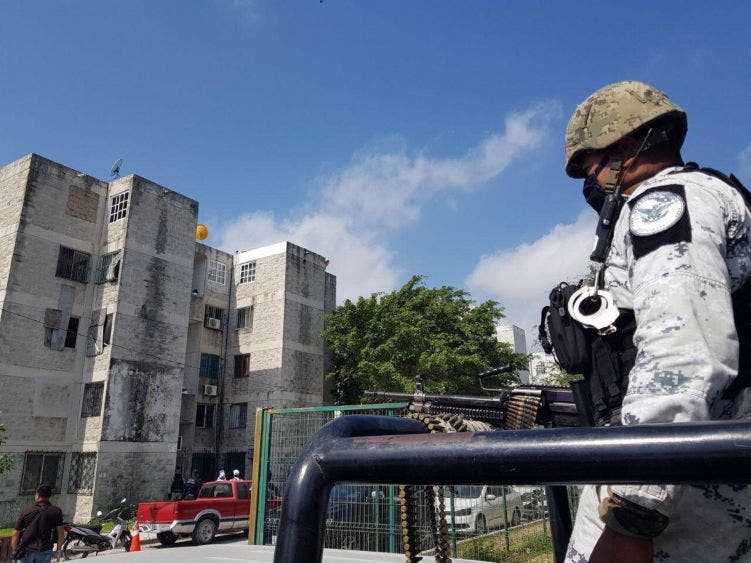 Supervisa Mara entrega de ayuda alimentaria y reconoce labor de voluntarios, la Primera Autoridad Municipal platicó con las familias