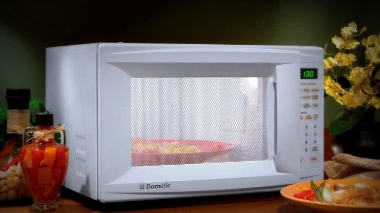 #QuédateEnCasa: Alimentos que no debes calentar en el microondas