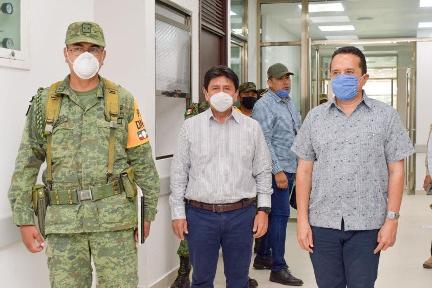 Acompañado del presidente municipal, Víctor Mas Tah y funcionarios estatales y municipales.