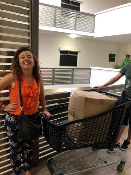 Agrupación entrega insumos de protección a personal médico