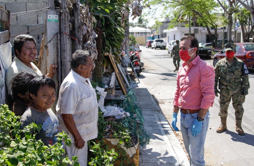 Reitera Pedro Joaquín Delbouis llamado a la población para permanecer en sus hogares, para evitar la propagación del virus y puedan recibir sus despensas que diariamente reparten personal municipal, estatal y de las Fuerzas Armadas