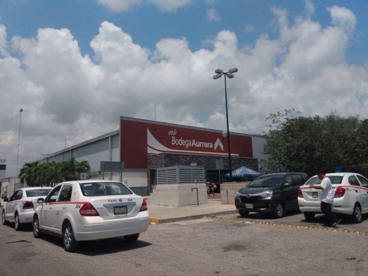 Refuerza Seguridad Pública vigilancia en supermercados de Tulum; buscan las autoridades inhibir cualquier intento de saqueo por parte de la gente.
