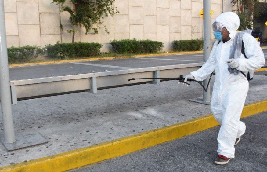 Sanitiza gobierno de Laura Fernández negocios esenciales de Puerto Morelos, asi como paraderos de transporte público en todo el municipio