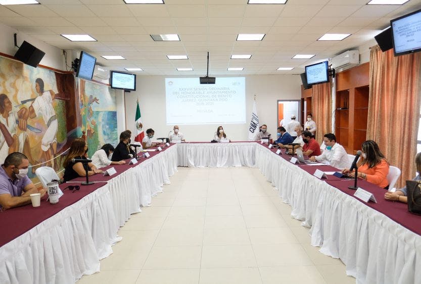 La sesión del Cabildo se llevó a cabo a puerta cerrada en el Salón “Presidentes” del Palacio Municipal, aprobado como recinto alterno con el propósito de cumplir con las medidas de distanciamiento social entre los concejales.