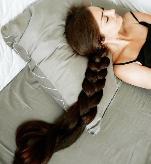 Duerme con el cabello recogido todas las noches y nota los cambios
