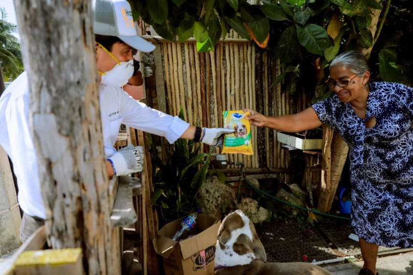 El alcalde Victor Mas también tiene presemte la importancia de las mascotas en los hogares, tambien hubo "despensa" para ellos